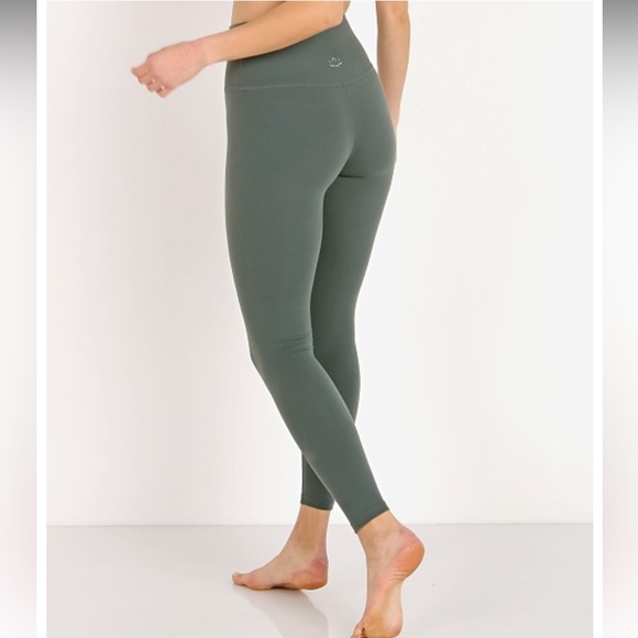 Beyond yoga Caught in the midi high waisted legging $88 small Dark tropic - Picture 3 of 12